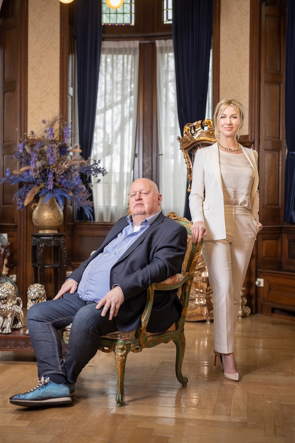 Ed Frölich in een antieke fauteuil, met zijn dochter Bianca naast zich